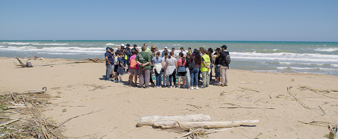 Un gruppo di persone radunate su una spiaggia