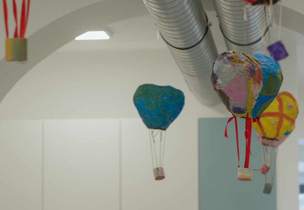 Decorazioni di carta a forma di mongolfiera appese al soffitto