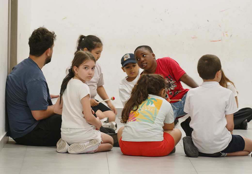 Un gruppo di bambini gioca con un educatore