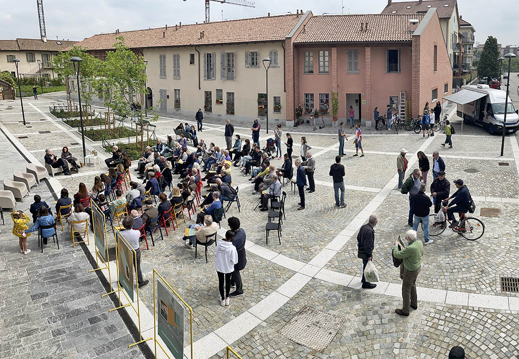 Persone radunate in una piazza
