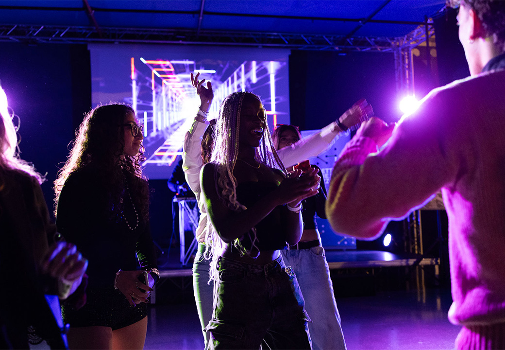 Ragazze che ballano tra luci da discoteca