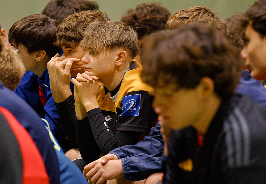 Un gruppo di ragazzi sportivi che ascolta
