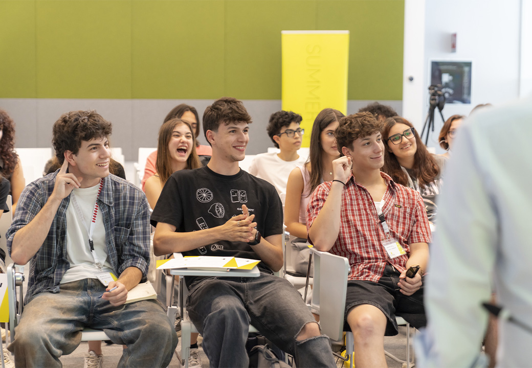 Dei ragazzi ridono durante la lezione della Summer School