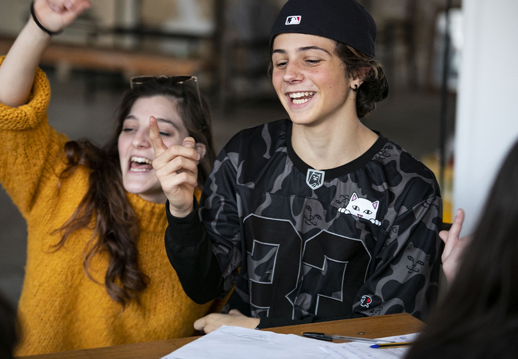Un ragazzo e una ragazza con le mani alzate
