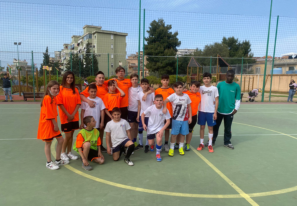 Foto di gruppo di una squadra di calcio di ragazzi adolescenti