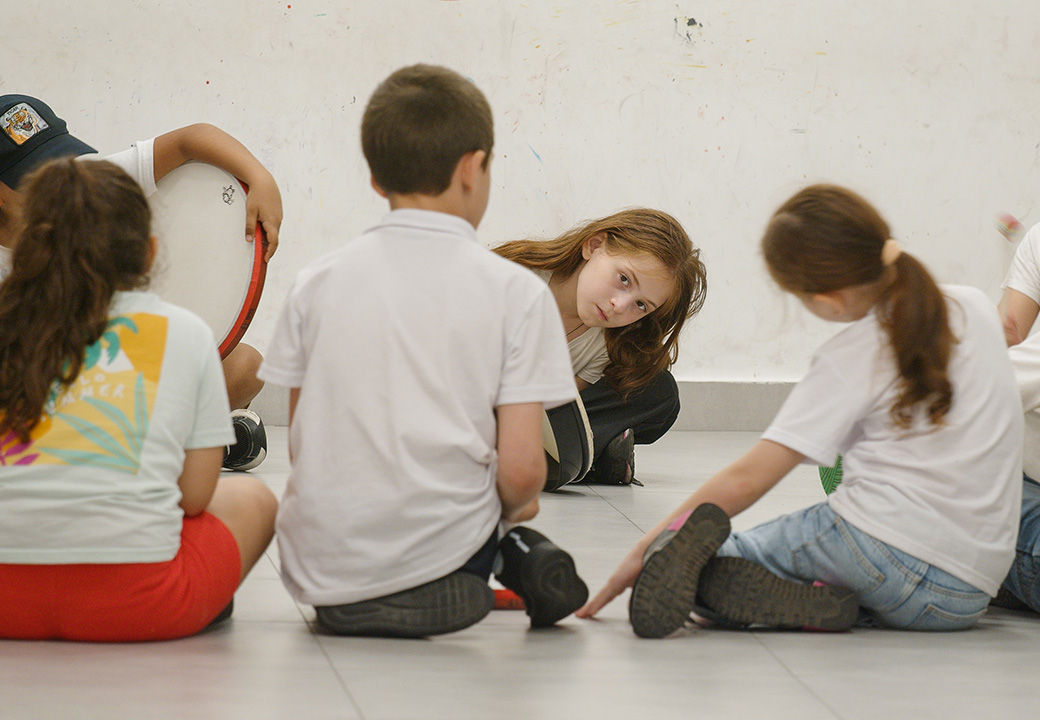 Un gruppo di bambini che giocano insieme
