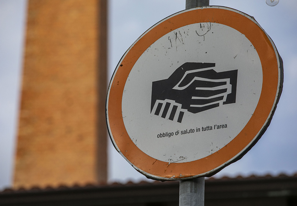Cartello stradale riprogettato con la scritta "Obbligo di saluto"