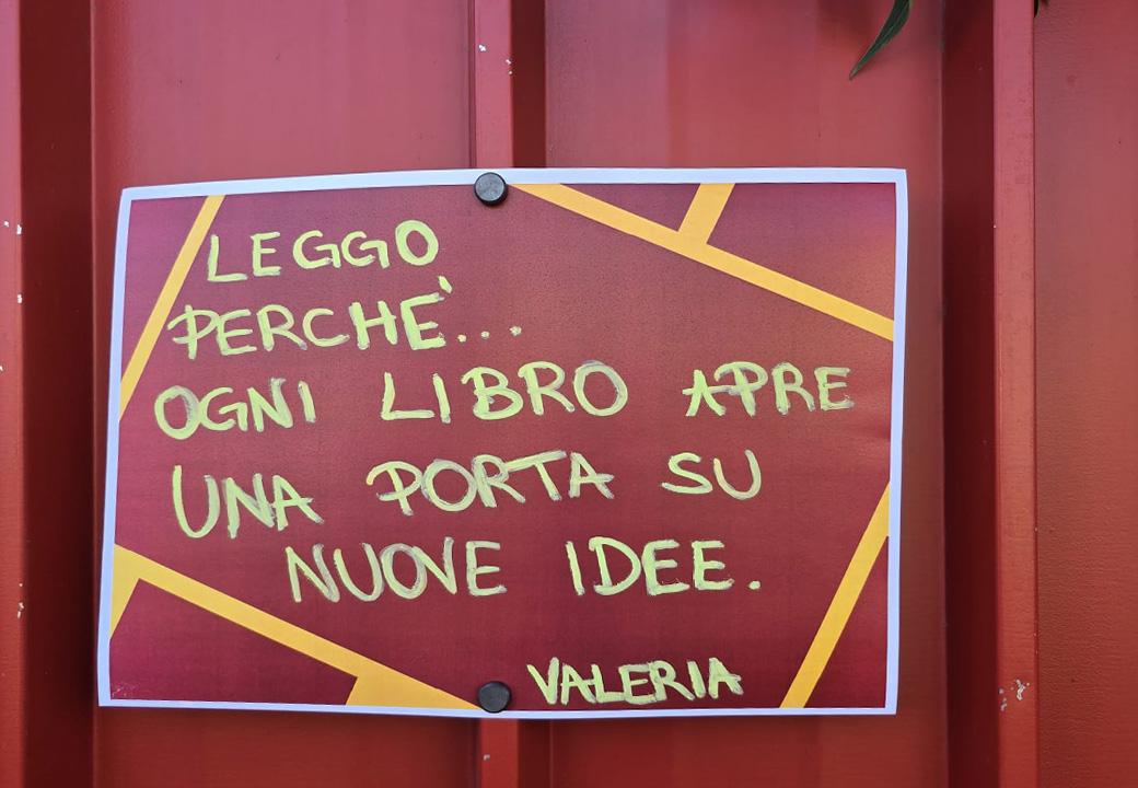 Foglio appeso con su scritto "Leggo perché...ogni libro apre una porta su nuove idee"