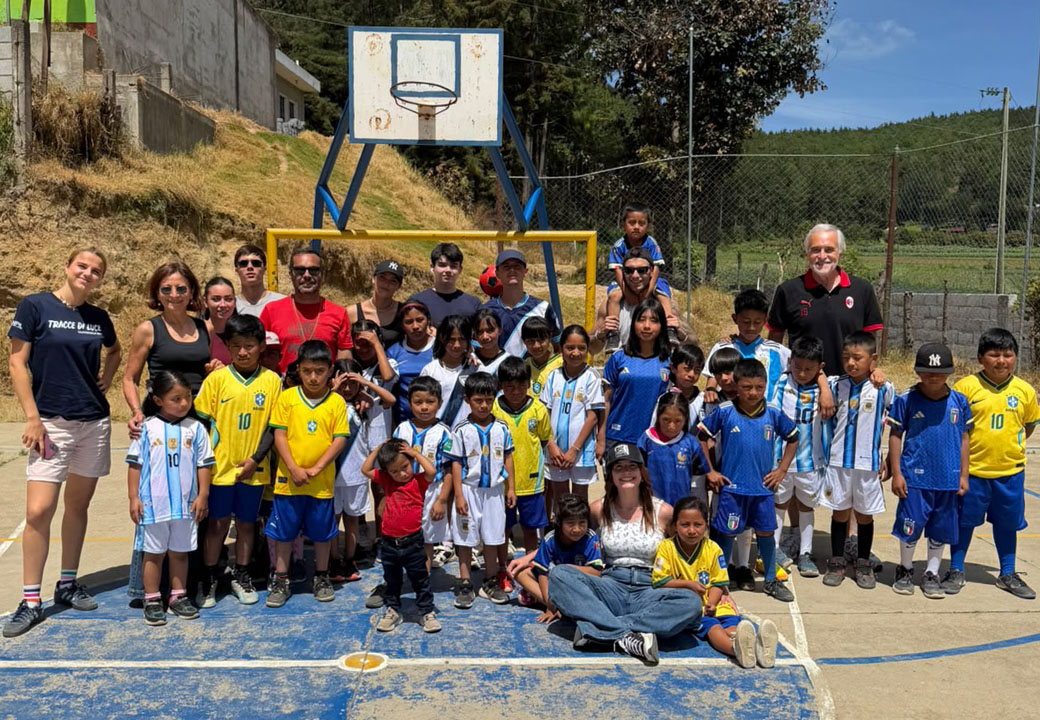 Foto di gruppo di bambini ed educatori del progetto Tracce di Luce