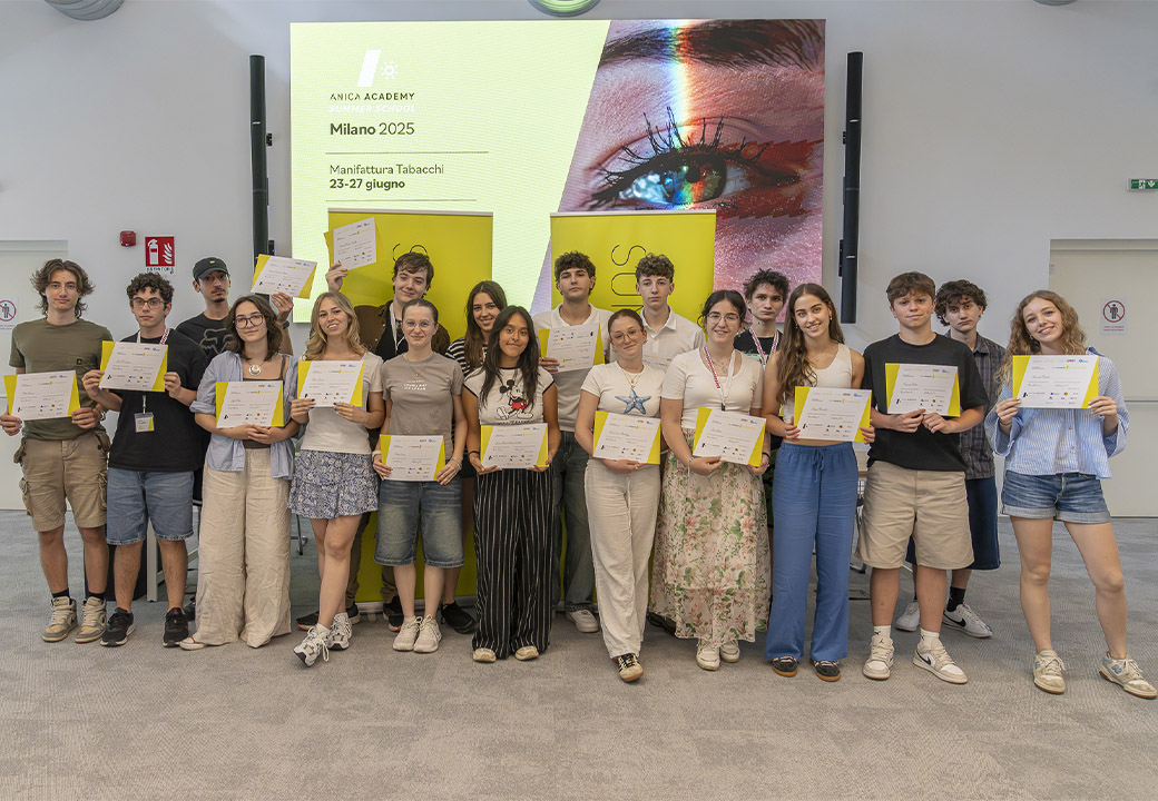 Foto di gruppo dei ragazzi della Summer School con l'attestato di partecipazione