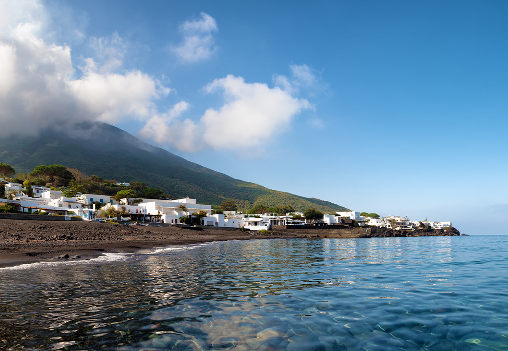 Isola di Stromboli con il vulcano