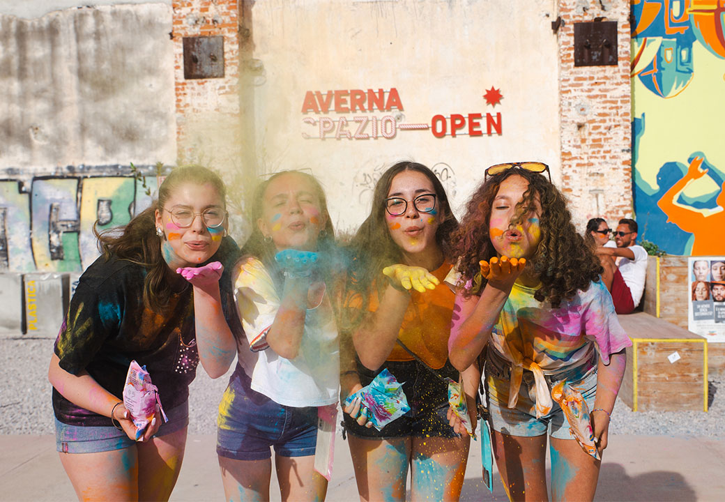 Ragazze soffiano su una polvere colorata