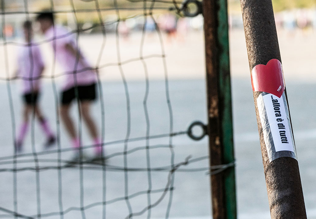 La rete di una porta di calcio durante una partita tra bambini