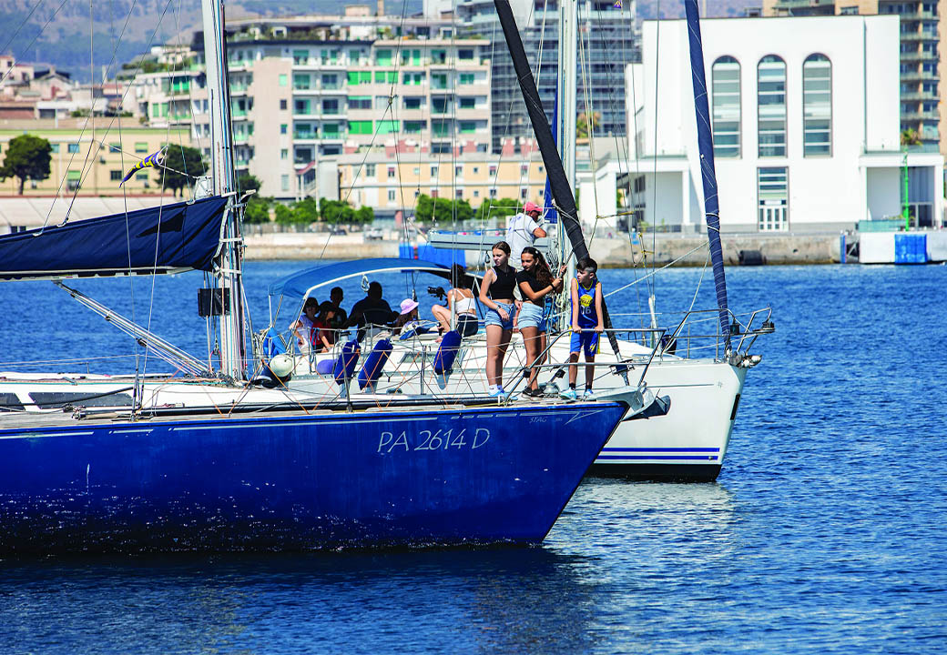 Alcuni ragazzi navigano su una barca a vela