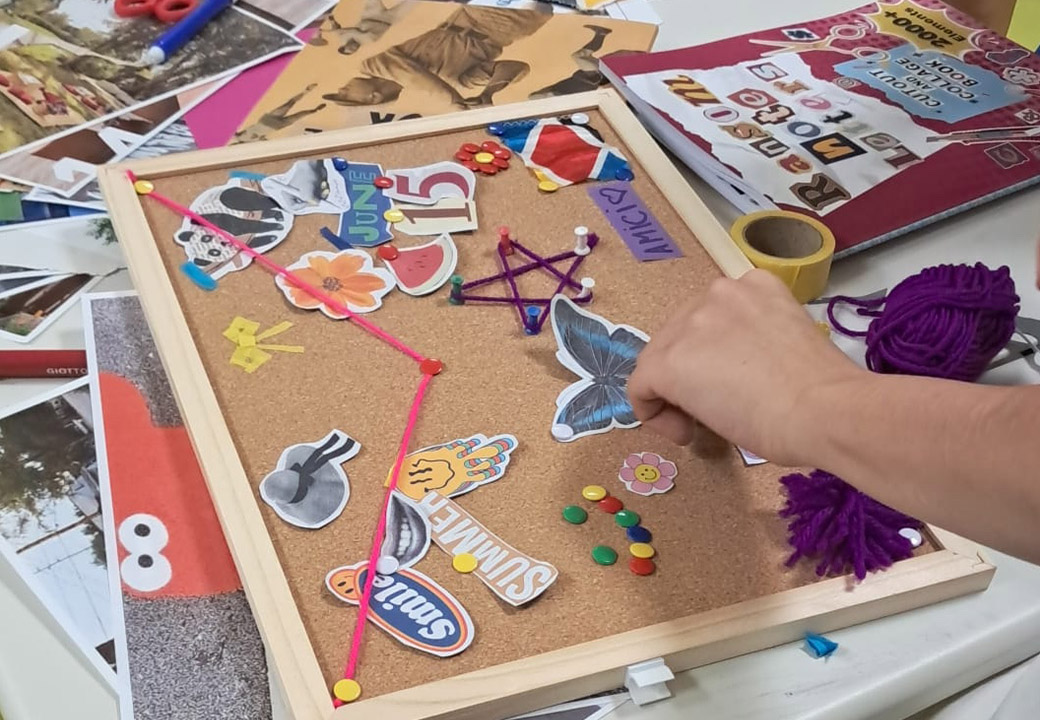 Una bacheca creativa con ritagli e immagini