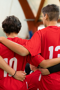 Due ragazzi della stessa squadra abbracciati
