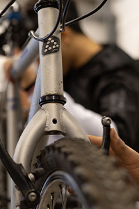 Una bicicletta in riparazione