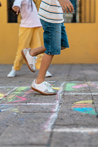 Bambini giocano per strada